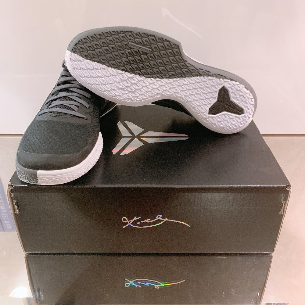 Nike Mamba Team Black and White size 7.5